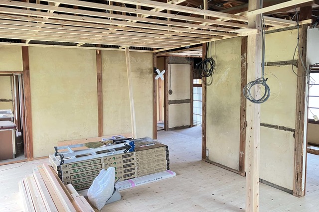 防蟻処理を行った後、床や天井を施工中！の画像