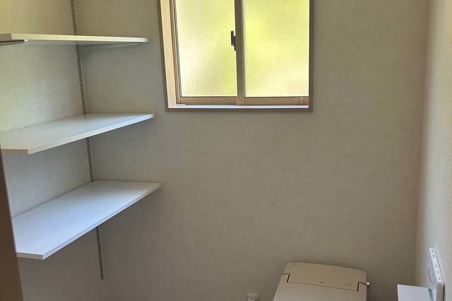 トイレは老後に備え、色々な物を置けるように可動棚を設置しています。の画像